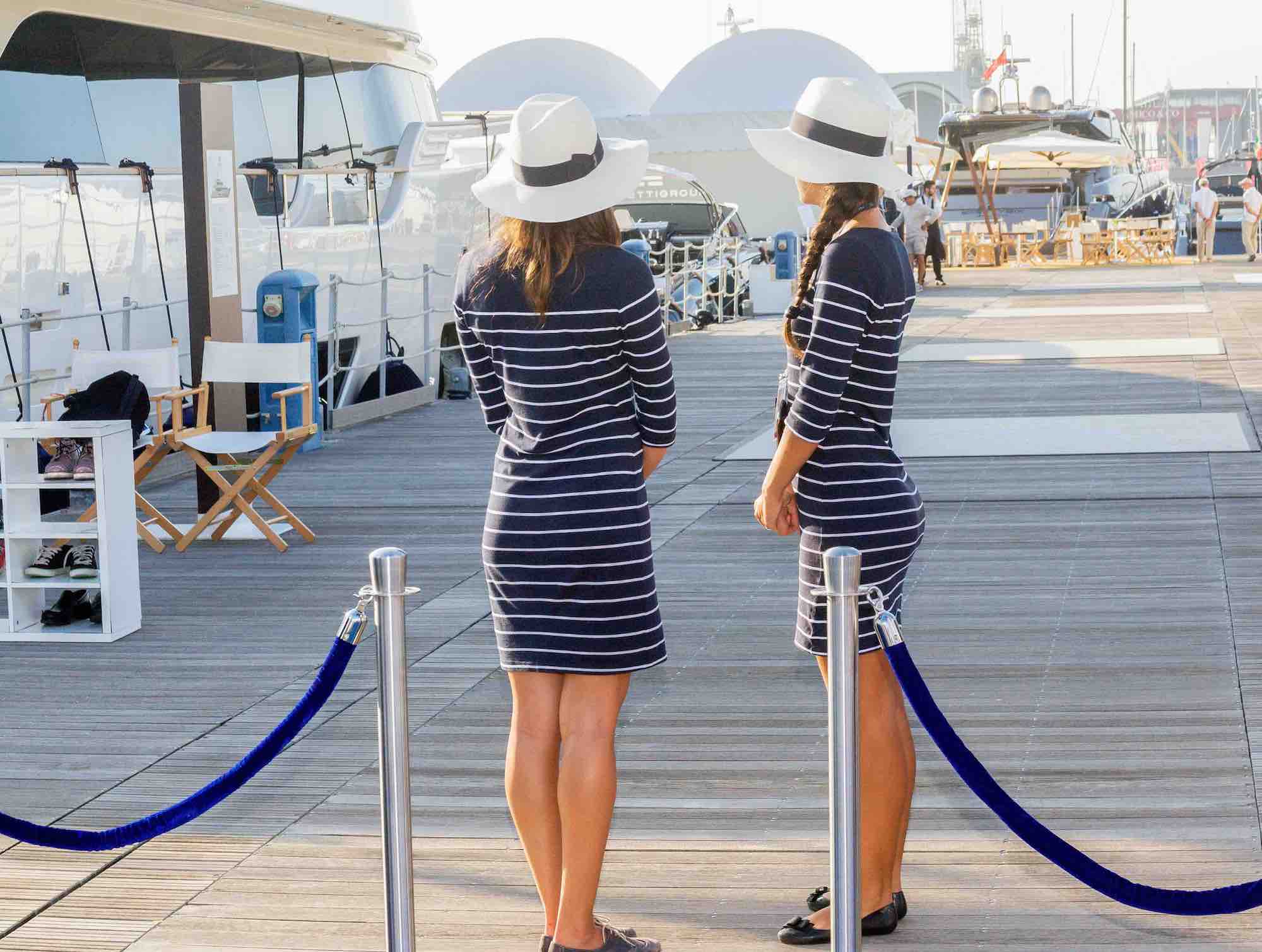Hostess in attesa d'imbarco su uno yacht